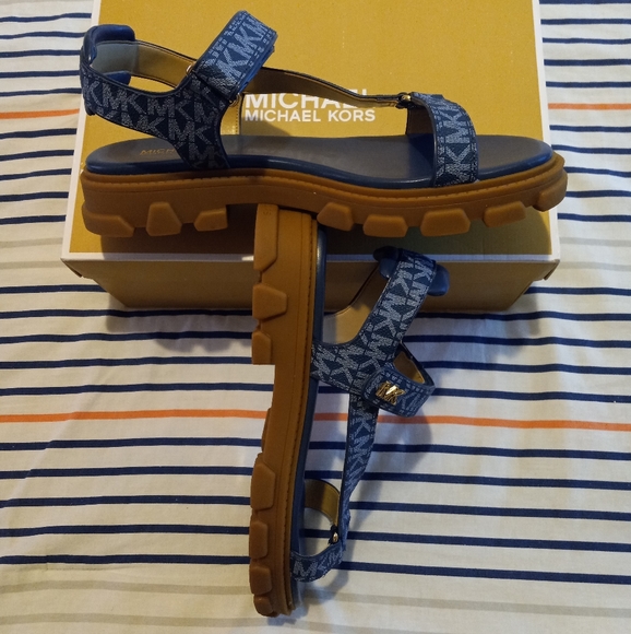 Michael Kors Ridley Lug Sole Sandals - Picture 13 of 16